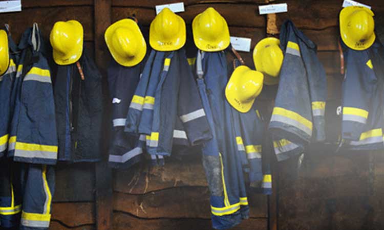 ενδύματα πυροσβεστών, ύφασμα επιβραδυντικό φωτιάς, στολές πυροσβεστών